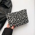 Modische Web-Clutch mit Leopardenmuster in Schwarz-Weiß und hochwertigem Metallreißverschluss - Schwarz