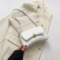 Borsa sottobraccio minimalista bianco crema in ecopelle con fibbia dorata su abito beige - Bianco