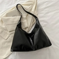 Bolso hobo minimalista de cuero sintético negro mate con diseño de textura suave - Negro