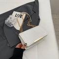 Sac bandoulière blanc matelassé avec motif en V et chaîne dorée élégante pour femme - Blanc Cassé