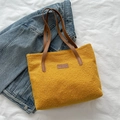 Borsa tote gialla in peluche con manici marroni in ecopelle ed etichetta decorativa moda - Giallo