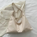 Bolso hobo minimalista de piel sintética suave beige con elegante costura vertical - Blanco