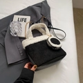 Borsa tote alla moda in peluche bianco e nero con lana di agnello e catenella - Nero