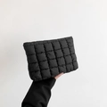 Bolso de mano minimalista de algodón acolchado negro con costuras de rejilla puffy - Negro