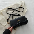 Elegante schwarze Lederhandtasche mit Wellennähten und Goldbeschlägen in schickem Look - Schwarz