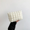 Cartera de mano acolchada blanca en algodón con cremallera dorada y diseño minimalista - Blanco