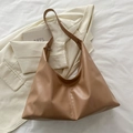 Bolso hobo minimalista de cuero suave marrón con correa ancha para uso diario femenino - Caqui