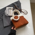 Secchiello alla moda in peluche marrone e bianco con una piccola borsa rotonda coordinata - Marrone