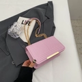 Petit sac à bandoulière matelassé rose avec motif en V et chaîne dorée chic - Rose