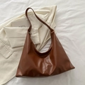 Bolso de hombro minimalista en cuero suave marrón caramelo con costuras verticales - Marrón