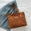 Borsa tote marrone in pile di orsacchiotto con manici in pelle e toppa 'FASHION' - Marrone
