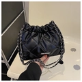 Detalle de bolso acolchado negro con cordón ajustable y correa de cadena plata - Negro