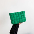 Bolso de mano de algodón acolchado verde brillante con costuras cuadradas y diseño suave - Verde