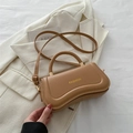 Braune Handtasche in Sanduhrform mit geschwungenem Boden und goldenem Schultergurt - Khaki