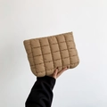 Pochette matelassée en coton kaki avec coutures à carreaux et texture douce chic - Marron