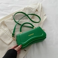 Hellgrüne Schultertasche aus Kunstleder mit goldenem 'FASHION' Schriftzug und Griff - Grün