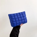 Pochette matelassée bleu roi éclatante avec motif minimaliste à carreaux chic - Bleu