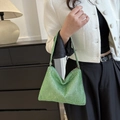 Detalle del bolso hobo verde con pedrería brillante y adornos de cristal reluciente - Verde