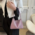 Detailansicht der rosa Strass-Hobo-Tasche mit funkelnden Kristallen und Luxustextur - Rosa