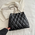 Sac fourre-tout noir matelassé chic en cuir mat avec une bandoulière en chaîne métallique - Noir