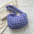 Bolso bandolera acolchado lila claro con textura fruncida y correa ancha a juego - Morado