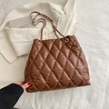 Sac fourre-tout matelassé marron avec bandoulière chaîne sur fond de style de vie - Marron