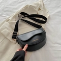 Sac bandoulière noir mat en cuir avec large sangle tissée et détails dorés chic - Noir