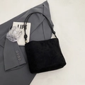 Minimalistische schwarze Tragetasche aus Wildleder mit Fashion-Prägung und langen Riemen - Mattschwarz