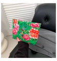 Détail de la pochette en satin vert avec motifs traditionnels de pivoines et de phénix - Vert