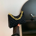 Zwarte gewatteerde suède crossbodytas met gouden ketting en modern trapezevormig ontwerp - Zwart
