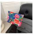 Détail de pochette en satin traditionnel avec motifs colorés de pivoine et phénix - Bleu
