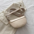 Sac selle semi-circulaire beige avec large bandoulière en toile et détails dorés - Blanc