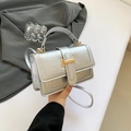 Borsa a mano argento con trama a coccodrillo, fibbia dorata e tracolla regolabile - Argento