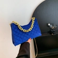Donkerblauwe fluwelen crossbodytas met gouden ketting en gewatteerd patroon - Blauw