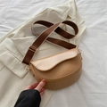 Sacoche selle kaki avec bandoulière rayée et logo doré sur cuir PU mat élégant - Kaki