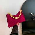 Magenta gewatteerde crossbodytas met dikke gouden ketting en metalen riem - Rood