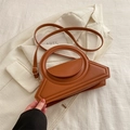 Bruine asymmetrische crossbodytas met rond handvat en verstelbare riem van PU-leer - Bruin