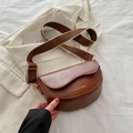 Sacoche marron en cuir avec bandoulière tissée et lettrage doré de mode élégante - Marron