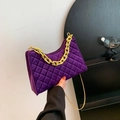 Paarse fluwelen crossbodytas met gewatteerd ruitpatroon en gouden ketting - Paars