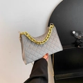 Graue gesteppte Wildledertasche mit Goldkette und eleganter Bogenform für Damen - Grau