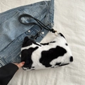 Elegante borsa sottobraccio in peluche con stampa mucca e tracolla intrecciata da donna - Nero