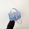 Elegante lichtblauwe handtas met krokodillenreliëf, gouden gesp en handvat - Blauw