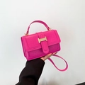 Borsa magenta effetto coccodrillo con chiusura ad H dorata e manico superiore - Rosso rosa
