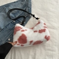 Borsa a spalla in peluche con stampa mucca rosa e dettaglio tracolla annodata - Rosa