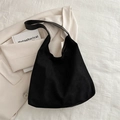 Grand sac fourre-tout noir minimaliste en finition mate avec une large bandoulière - Noir