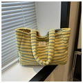 Detalle del bolso tote de lana de cordero a rayas amarillas y azules con un parche - Rayas Amarillas y Azules (Amarillo)