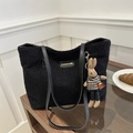 Grande borsa tote nera in lana d'agnello con toppa dorata e ciondolo a coniglietto - Con Ciondolo / Nero