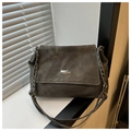 Detalle del bolso bandolera vintage verde grisáceo con textura mate y cadena plateada - gris oscuro
