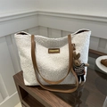 Borsa tote in ecopelliccia bianca con manici in pelle marrone e ciondolo a coniglio - Con Ciondolo / Bianco
