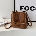 Bolso bombonera de cuero sintético marrón oscuro con cadena dorada y anillos elegantes - Marrón Amarillento